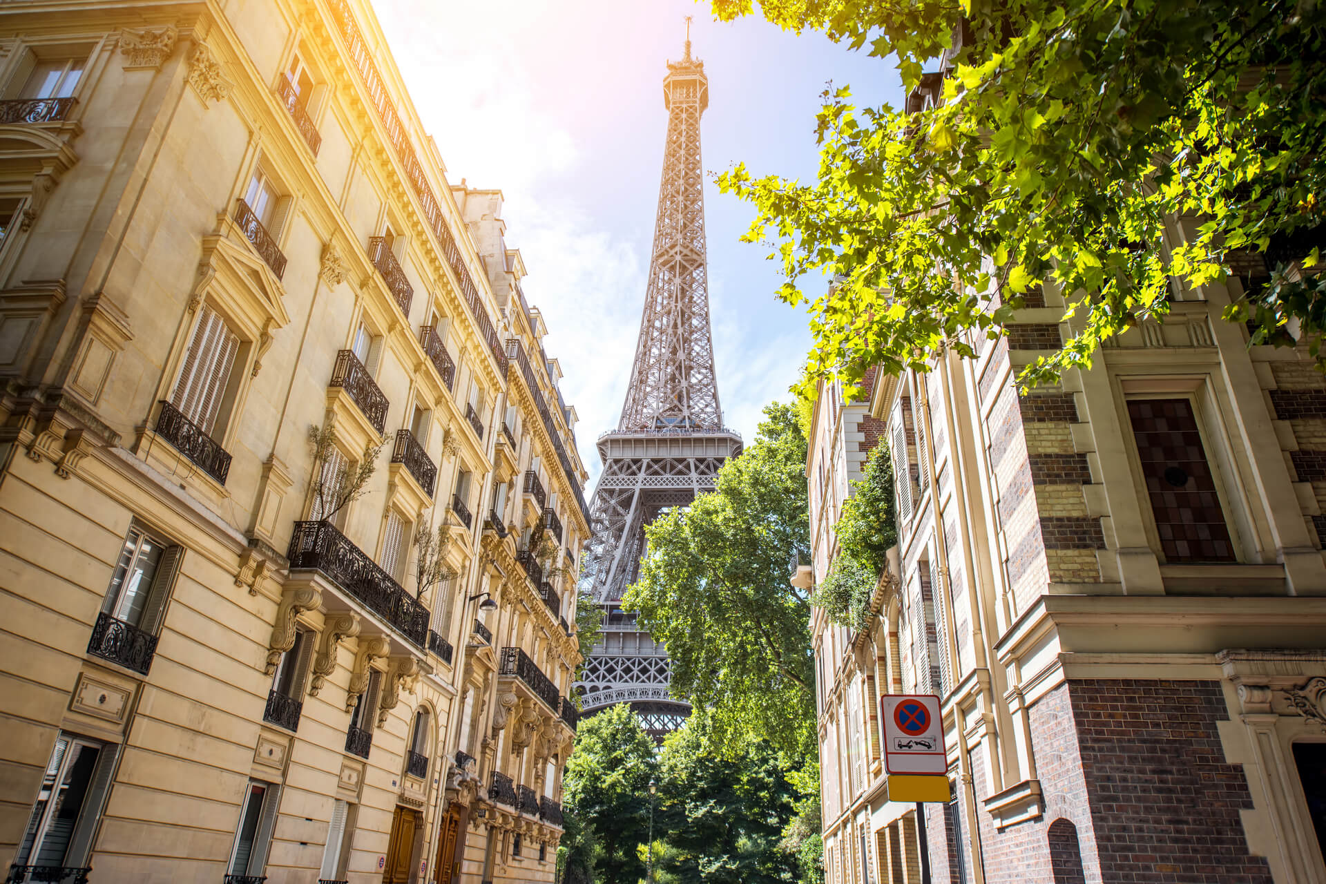 vista-desde-abajo-de-los-hermosos-edificios-y-la-torre-eiffel-durante-el-clima-soleado-en-paris (1)